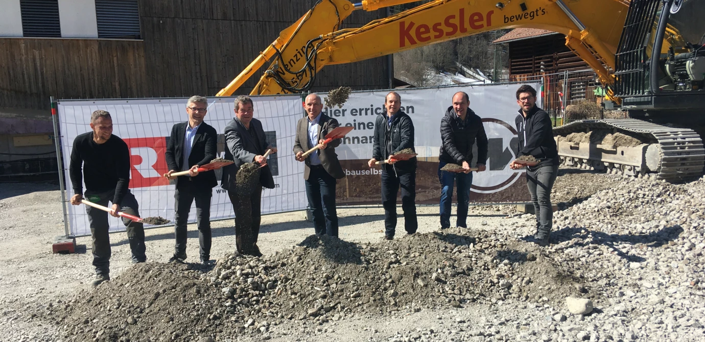 v.l.n.r.: Julian Zimmerer (Polier Tomaselli), Thomas Schöpf (WS), Erich Mayer (WS), Martin Netzer (Bgm.), Christian Jauk (Rhomberg Bau), Josef Jenny (WS), Bernhard Fink (Rhomberg Bau) v.l.n.r.: Julian Zimmerer (Polier Tomaselli), Thomas Schöpf (WS), Erich Mayer (WS), Martin Netzer (Bgm.), Christian Jauk (Rhomberg Bau), Josef Jenny (WS), Bernhard Fink (Rhomberg Bau)